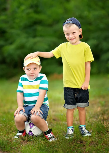 Yaz aylarında iki küçük çocuklar arkadaş portresi — Stok fotoğraf