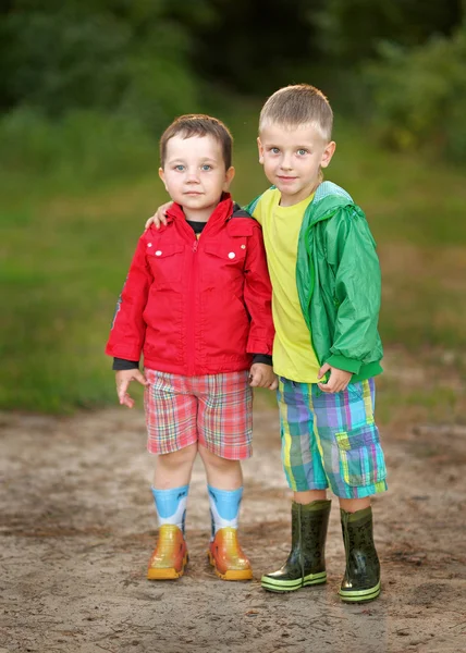 Yaz aylarında iki küçük çocuklar arkadaş portresi — Stok fotoğraf