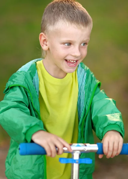 Porträtt av söt liten pojke på sommaren — Stockfoto