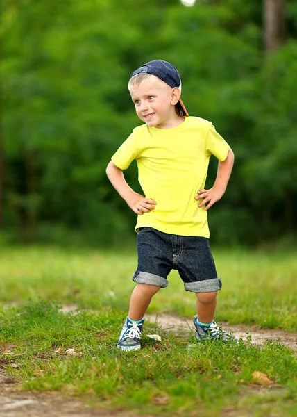 Porträt des süßen kleinen Jungen im Sommer — Stockfoto