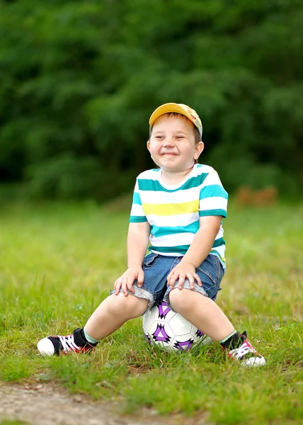 Πορτρέτο του χαριτωμένο μικρό αγόρι το καλοκαίρι — Φωτογραφία Αρχείου