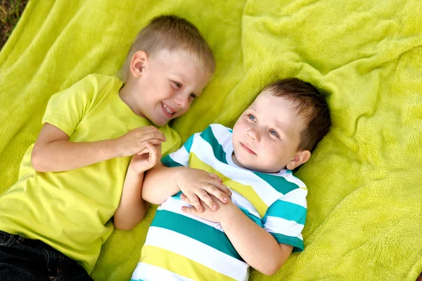 Retrato de dos niños pequeños amigos en verano —  Fotos de Stock