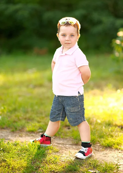 Porträt des süßen kleinen Jungen im Sommer — Stockfoto