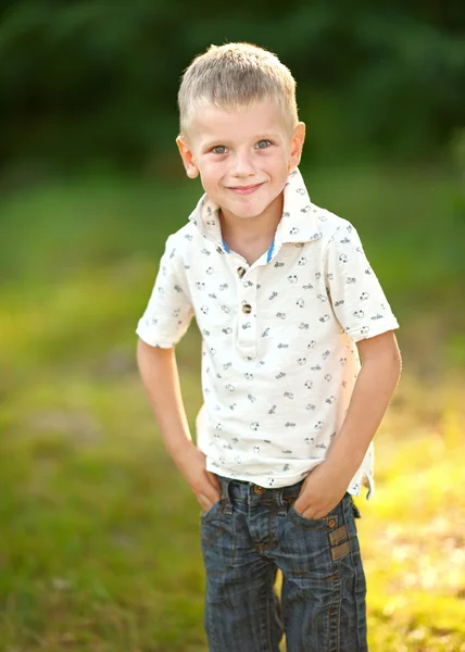 Porträtt av söt liten pojke på sommaren — Stockfoto