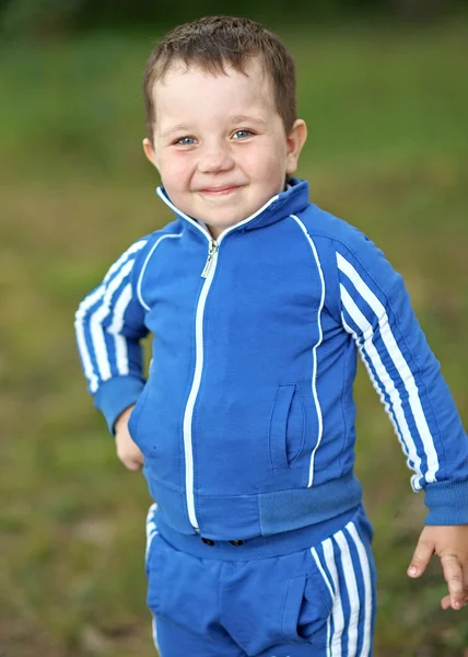 Portræt af sød lille dreng om sommeren - Stock-foto
