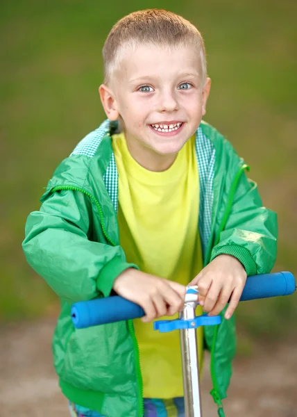 Portrait of cute little boy  in summer — Stock Photo, Image