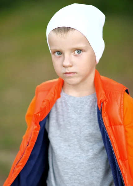 Portrait de mignon petit garçon en été — Photo