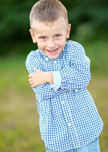 Portrait of cute little boy  in summer — Stock Photo, Image