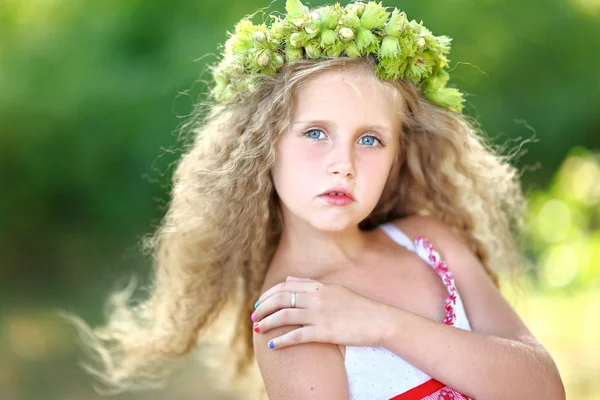 Retrato de una hermosa niña de moda — Foto de Stock