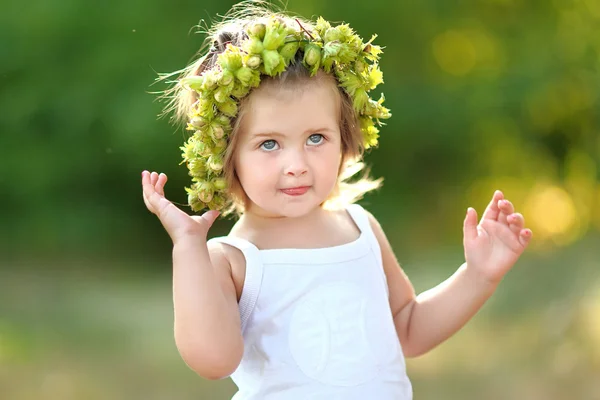 Retrato de una hermosa niña de moda — Foto de Stock