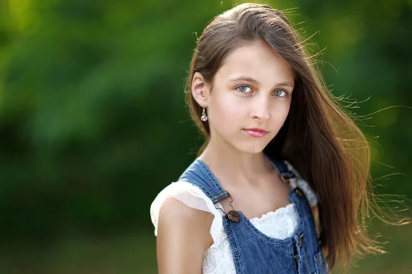 Portret van klein meisje buiten in de zomer — Stockfoto