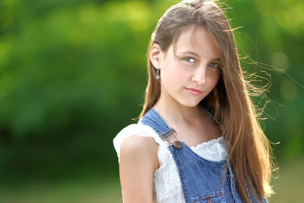 Portrait de petite fille en plein air en été — Photo