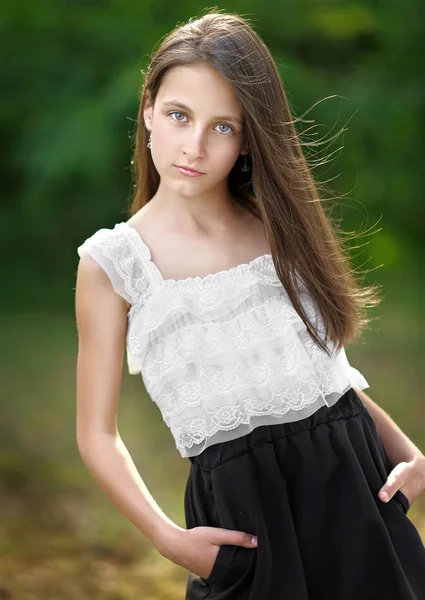 Portrait de petite fille en plein air en été — Photo