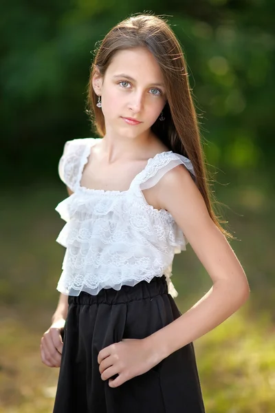 Portrait of little girl outdoors in summer — Stock Photo, Image