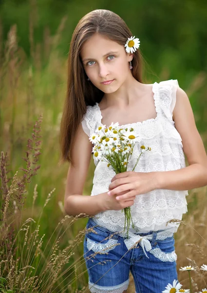 Portret van klein meisje buiten in de zomer — Stockfoto