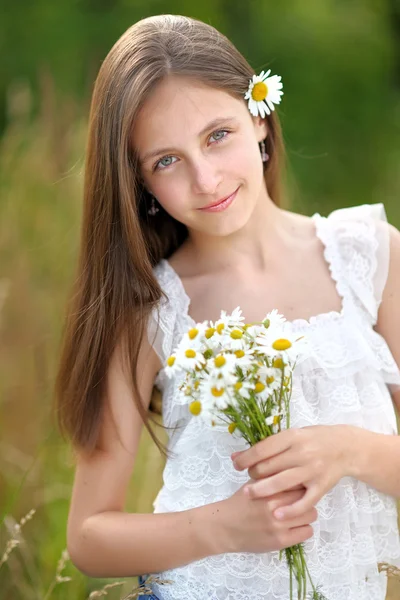 Portret van klein meisje buiten in de zomer — Stockfoto