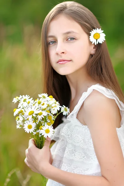 Retrato de niña al aire libre en verano —  Fotos de Stock