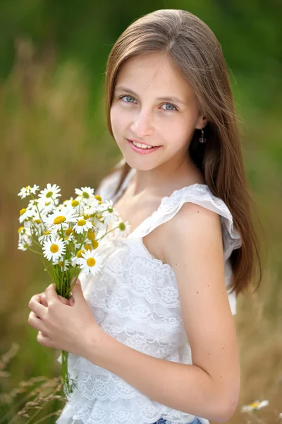 夏の屋外での少女の肖像画 — ストック写真