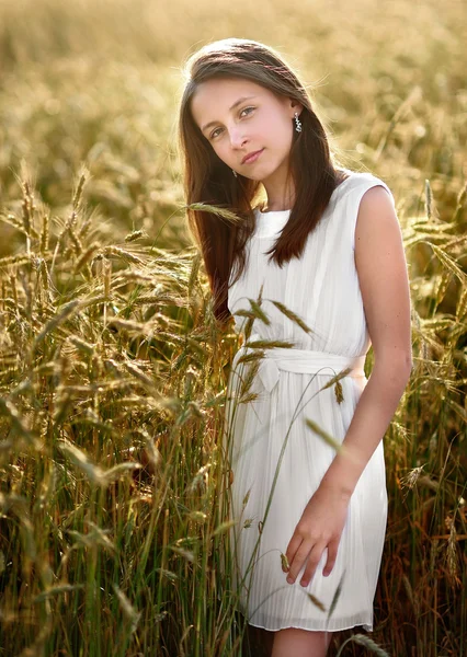 Portrét malé holčičky venku v létě — Stock fotografie