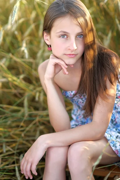 Porträt eines kleinen Mädchens im Sommer — Stockfoto