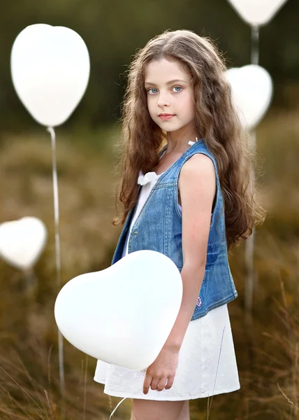Küçük bir kız ile beyaz balonlar alanında portresi — Stok fotoğraf