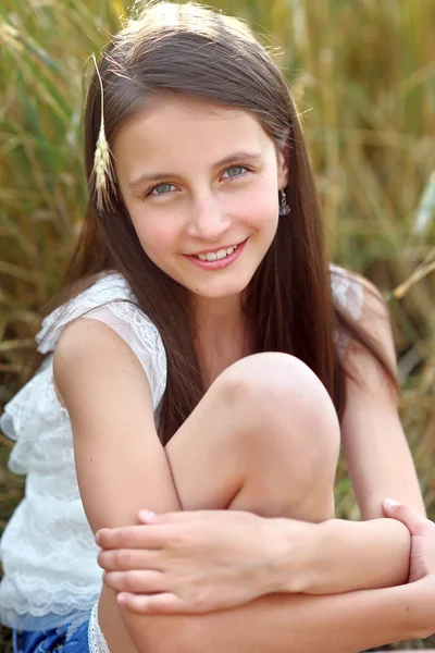 Portrait de petite fille en plein air en été Photo De Stock