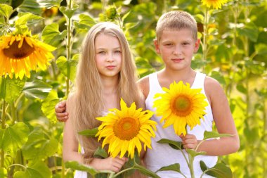 bir oğlan ve kız yaz aylarında portre