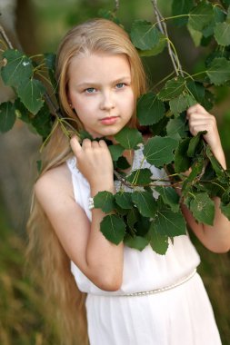Yazın açık havada küçük bir kızın portresi.