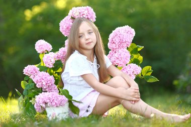 çiçekler ortanca ile küçük kız portresi