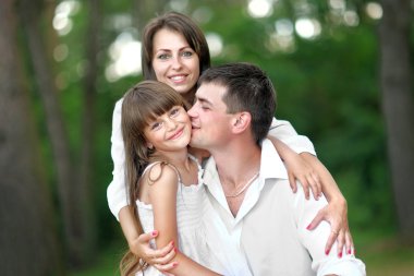 Yaz doğada mutlu bir aile portresi