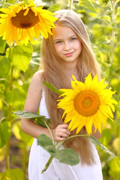 Retrato de menina com um girassol — Fotografia de Stock