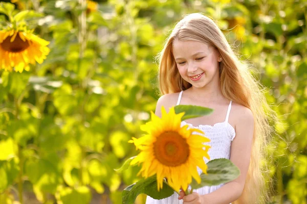 Portrait d'un garçon et d'une fille en été — Photo