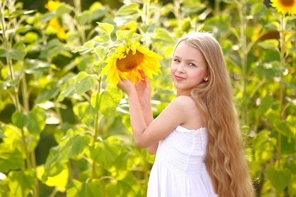 Porträtt av liten flicka med en solros — Stockfoto