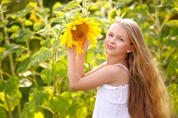 Retrato de niña con un girasol — Foto de Stock