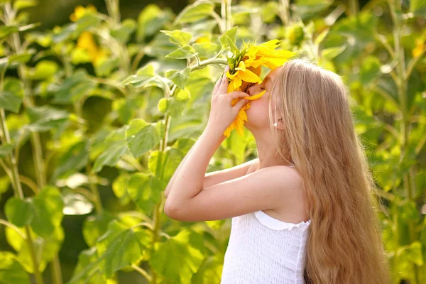 Retrato de niña con un girasol —  Fotos de Stock