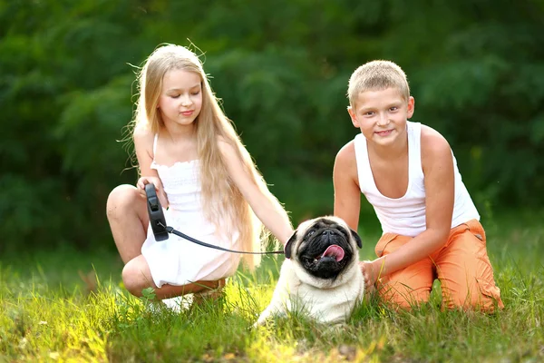 Porträtt av en pojke och flicka i sommar — Stockfoto