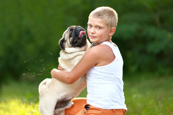 Podobizna chlapce s Mops pes — Stock fotografie