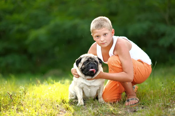 Portret chłopca z mops pies — Zdjęcie stockowe