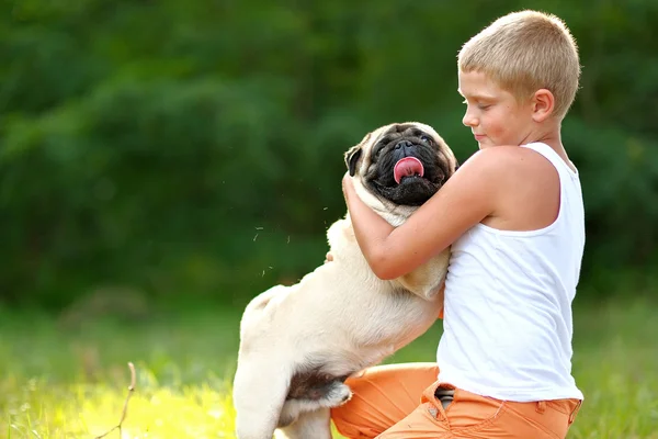 Podobizna chlapce s Mops pes — Stock fotografie