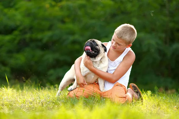 Porträt eines Jungen mit Hundemops — Stockfoto