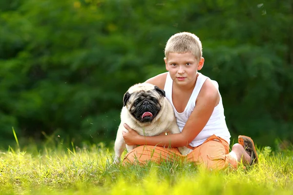 Podobizna chlapce s Mops pes — Stock fotografie