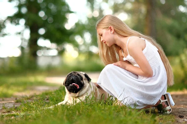 Retrato de niña al aire libre en verano — Foto de Stock