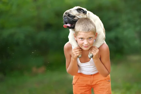 Portret van een jongen met hond pug — Stockfoto