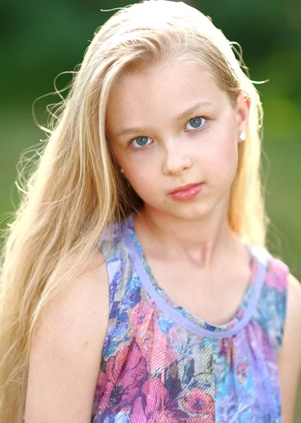 Portret van klein meisje buiten in de zomer — Stockfoto