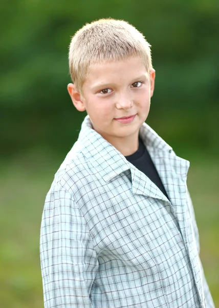 Portret van een jongen op vakantie in de zomerkamp — Stockfoto