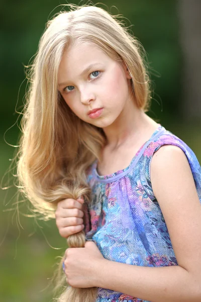 Portrait de petite fille en plein air en été — Photo