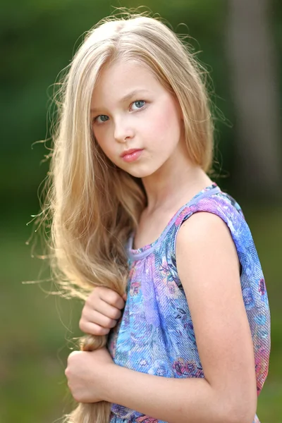 Portrait de petite fille en plein air en été — Photo