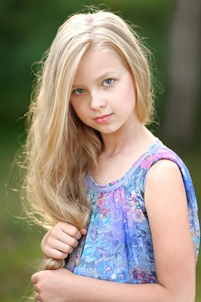 Portret van klein meisje buiten in de zomer — Stockfoto