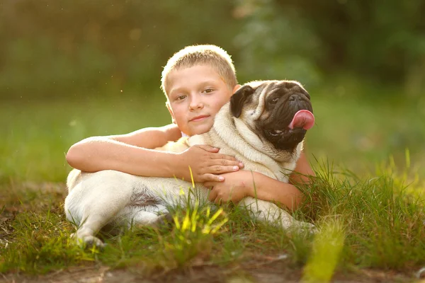 Porträtt av en pojke med hund mops — Stockfoto