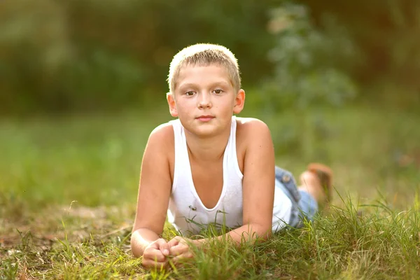 Retrato de un niño de vacaciones en un campamento de verano — Foto de Stock